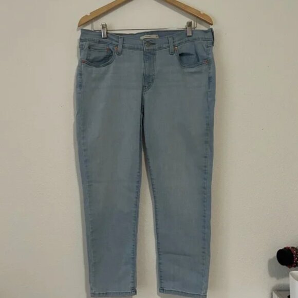 Red Tab Levi's Boyfriend Jeans Light Wash - Picture 4 of 7